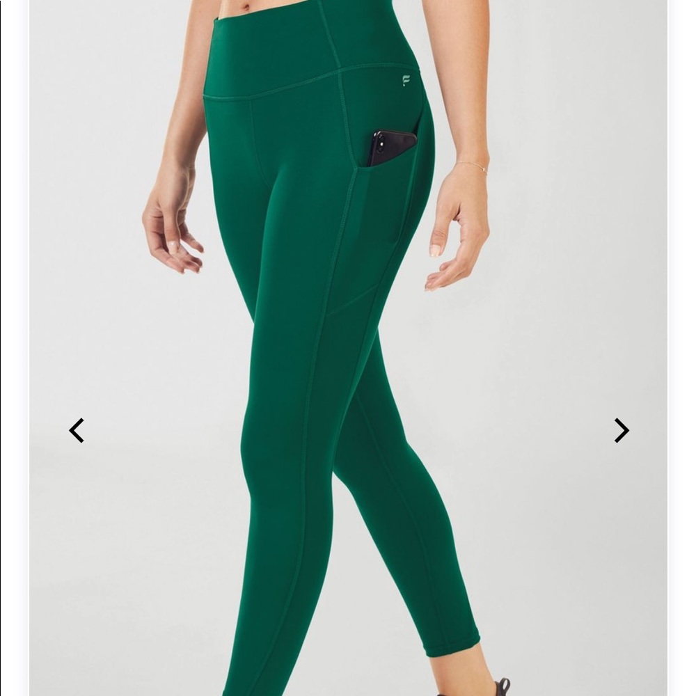 Fabletics Oasis 7/8 green leggings with pockets
